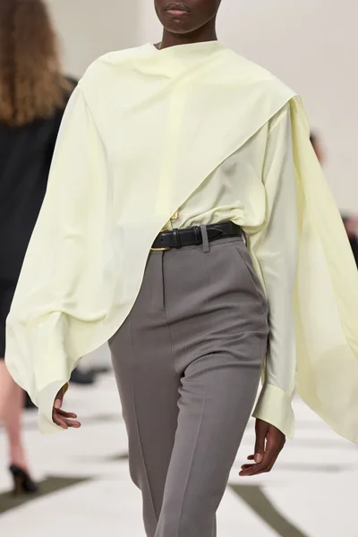Look 15